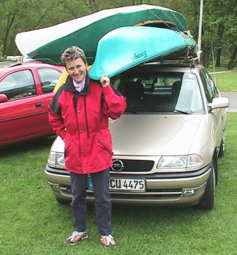 Carmen tr�gt das Boot gaaaaaanz allein ;-)